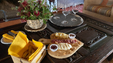Vista da adega com prova de vinhos comentada e degustação de queijos 